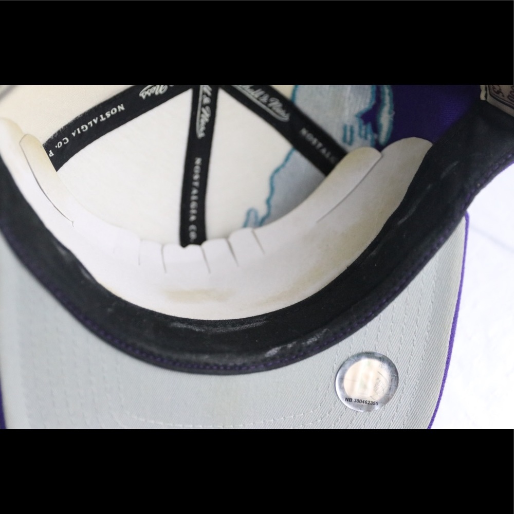 Vintage Charlotte Hornets Mitchell & Ness Snapback - Picture 6 of 8